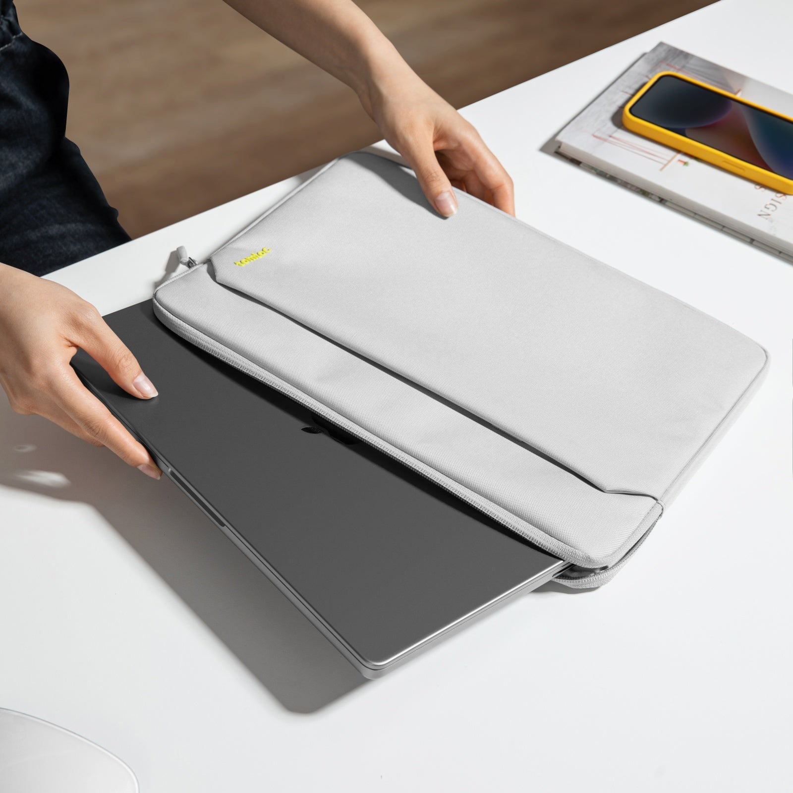 Light-A18 Laptop Sleeve for 14 inch MacBook Pro