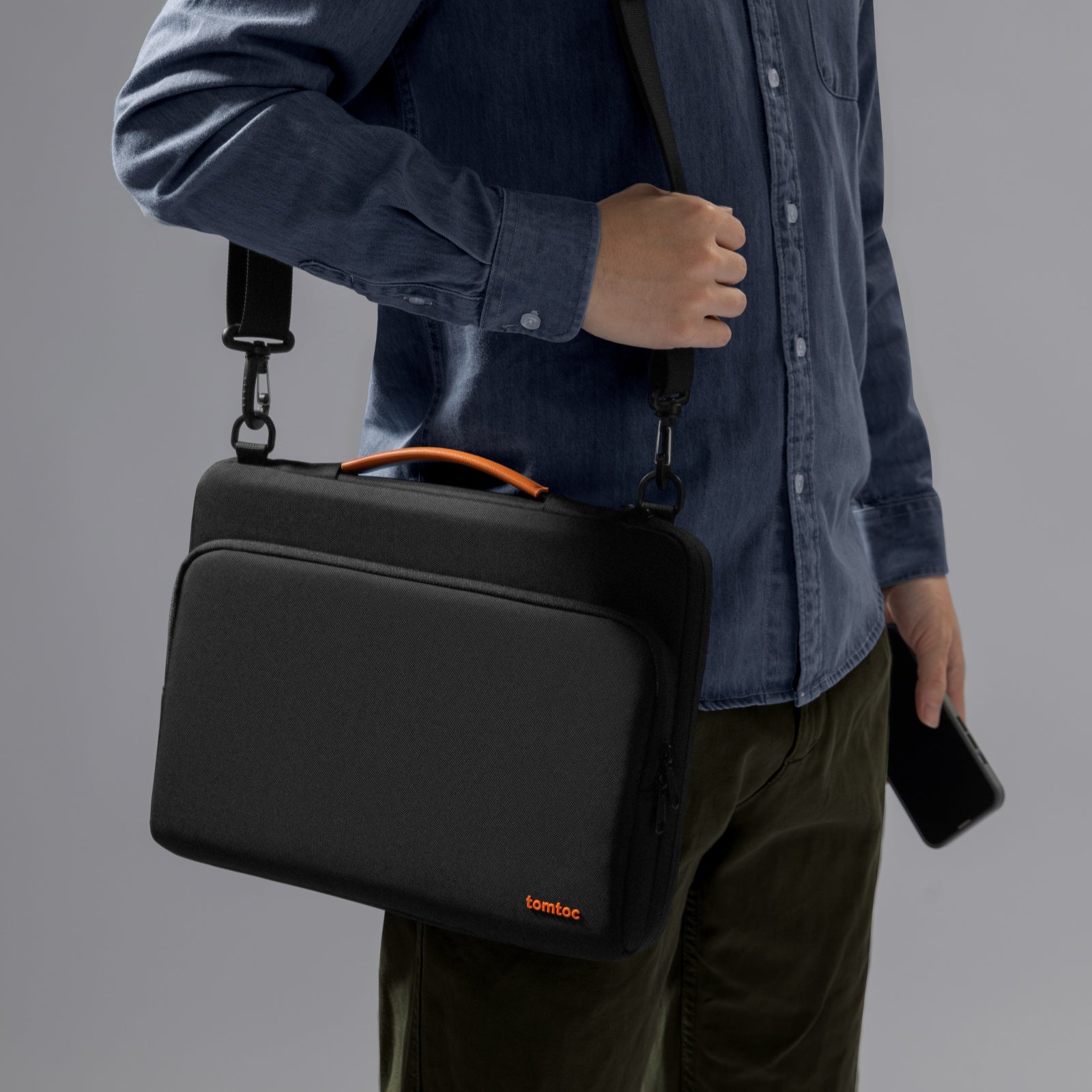 Defender-A40 Laptop Shoulder Bag for 16 inch MacBook Pro